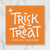 Moderner Niedlicher Typografie-Trick oder -Treaten Geschenkanhänger (Vorderseite)
