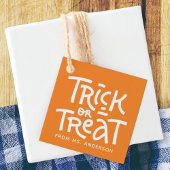 Moderner Niedlicher Typografie-Trick oder -Treaten Geschenkanhänger