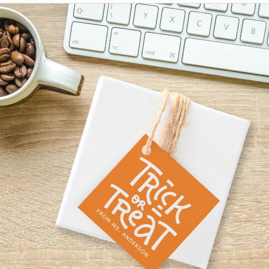 Moderner Niedlicher Typografie-Trick oder -Treaten Geschenkanhänger