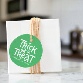 Moderner Niedlicher Typografie-Trick oder -Treaten Geschenkanhänger
