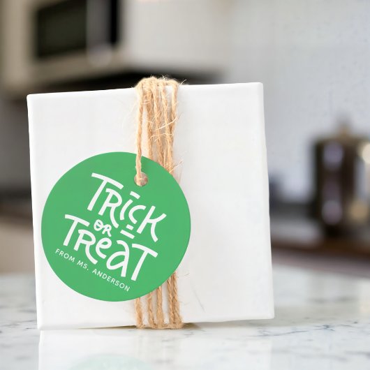 Moderner Niedlicher Typografie-Trick oder -Treaten Geschenkanhänger