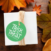 Moderner Niedlicher Typografie-Trick oder -Treaten Geschenkanhänger
