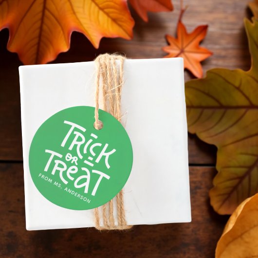 Moderner Niedlicher Typografie-Trick oder -Treaten Geschenkanhänger