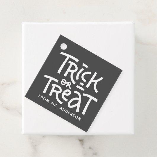 Moderner Niedlicher Typografie-Trick oder -Treaten Geschenkanhänger (Beispiel)