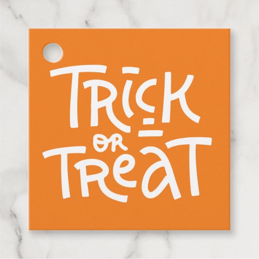 Moderner Niedlicher Typografie-Trick oder -Treaten Geschenkanhänger (Vorderseite)