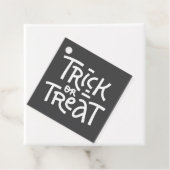 Moderner Niedlicher Typografie-Trick oder -Treaten Geschenkanhänger (Beispiel)