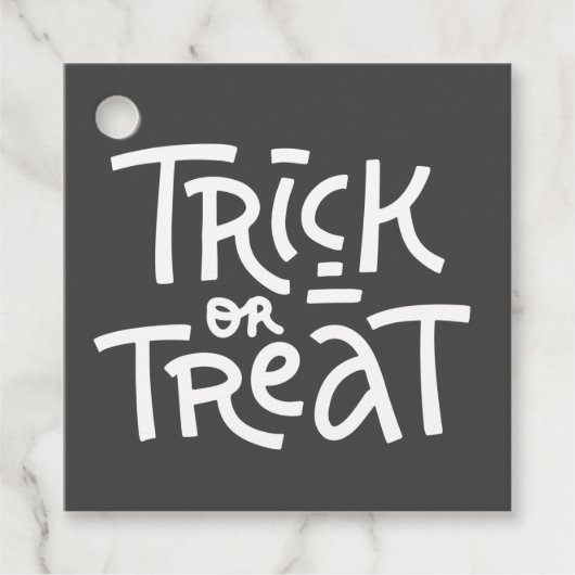 Moderner Niedlicher Typografie-Trick oder -Treaten Geschenkanhänger (Vorderseite)