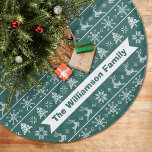 Moderner nordischer Strick Ugly Sweater Green Fleece Weihnachtsbaumdecke<br><div class="desc">Feiern Sie die Urlaubssaison in "style" mit diesem modernen, nordischen Stil, hässlichen Pullover Strickmuster, individuelle Name Weihnachtsbaumrock! Niedliche, skurrile Bäume, Rentiere und weiße Ziergegenstände bilden einen staubigen grünen Hintergrund. Personalisieren Sie mit Ihrem Namen oder benutzerdefinierten Gruß. 44" Durchmesser, der für die meisten Bäume geeignet ist. Waschmaschinenfest, zum Trocknen flach hinlegen....</div>