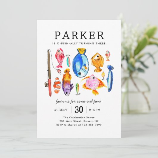 Moderner O-Fish-al Reel Fun Fish Fish Birthday Einladung (Stehend Vorderseite)