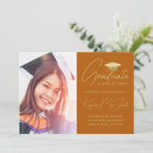 Moderner Orange Gold Script Foto Uni-Abschluss Ankündigung (Stehend Vorderseite)