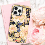 Moderner Peach Floral Glitzer Chic Personalisierte iPhone 15 Pro Max Hülle<br><div class="desc">Moderner Peach Floral Glitzer Chic Personalisiert Name iPhone 15 Pro Max Smart Phone Cases verfügt über ein pfirsichfarbenes Muster mit Imitaten goldenen Glitzer Hintergrund mit Ihrem personalisierten Namen in eleganter Schrift Typografie. Perfekt als Geschenk für Weihnachten,  Geburtstag,  Muttertag,  beste Freunde,  Schwester und mehr. Designed by ©2024 Evco Studio www.zazzle.com/store/evcostudio</div>