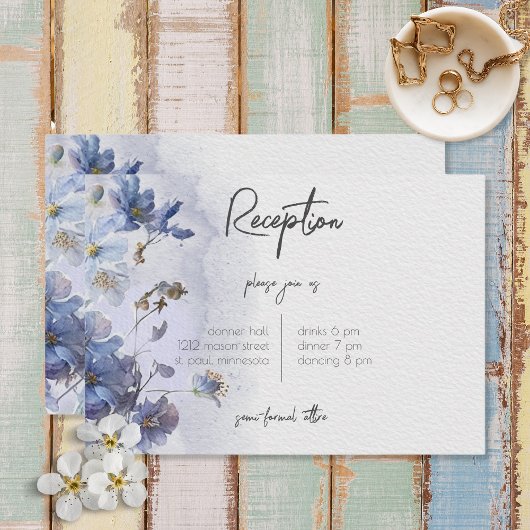 Moderner Periwinkle Blue Wildblumen Empfang Begleitkarte