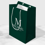 Moderner Personalisierter Emerald Green Trauzeuge Mittlere Geschenktüte<br><div class="desc">Moderne Geschenke mit Personalisiertem Trauzeuge mit personalisiertem Monogramm,  Trauzeugen Name und Titel in der weißen klassischen Serif Schriftart Stil auf smaragdgrünem Hintergrund. Auch perfekt für Trauzeuge,  Vater der Braut und mehr.</div>