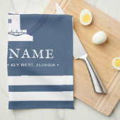 Moderner Personalisierter Leuchtturm Schiffsname Geschirrtuch (Viertel Falte)