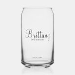 Moderner Personalisierter Name Dosenglas<br><div class="desc">Personalisierte Bridesmaids Geschenke mit dem personalisierten Namen der Brautjungfrau im modernen Drehbuch Schriftart Stil mit Titel und Hochzeitstag in modernen sans serif Schriftart Stil. Auch perfekt für die Trauzeugin,  Blumenmädchen,  Brautmutter und vieles mehr.</div>