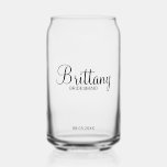 Moderner Personalisierter Name Dosenglas<br><div class="desc">Personalisierte Bridesmaids Geschenke mit dem personalisierten Namen der Brautjungfrau im modernen Drehbuch Schriftart Stil mit Titel und Hochzeitstag in modernen sans serif Schriftart Stil. Auch perfekt für die Trauzeugin,  Blumenmädchen,  Brautmutter und vieles mehr.</div>