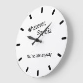 Moderner Personalisierter Name mit lustigem Zitat Große Wanduhr (Winkel)