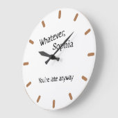 Moderner Personalisierter Name mit lustigem Zitat  Große Wanduhr (Winkel)