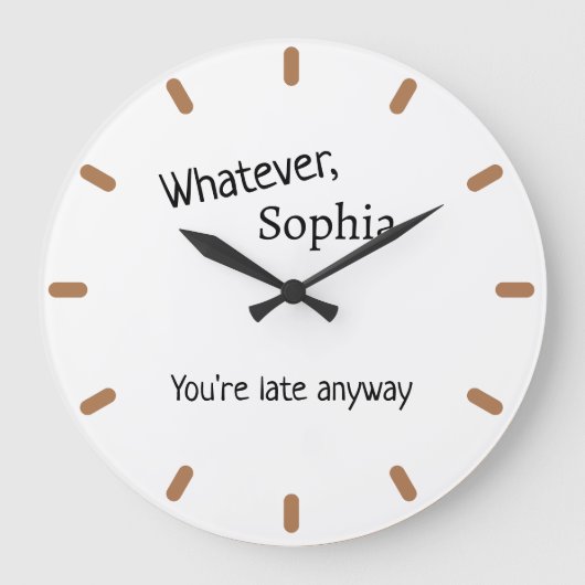 Moderner Personalisierter Name mit lustigem Zitat Große Wanduhr (Vorderseite)