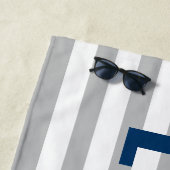 Moderner Personalisierter Name Navy Gray Strip Strandtuch (Beispiel)