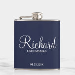 Moderner Personalisierter Navy-Blue-Trauzeuge Flachmann<br><div class="desc">Personalisierte Trauzeuge Geschenke mit dem Namen des personalisierten Trauzeugen im modernen,  weißen Script-Schriftart Stil mit Titel und Hochzeitsdatum in modernen Sans Serif Schriftart Stil auf marineblau Hintergrund. Auch perfekt für Trauzeuge,  Brautvater,  Brautjungfrau,  Trauzeugin,  Brautmutter und mehr.</div>