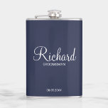 Moderner Personalisierter Trauzeuge für Skripte Flachmann<br><div class="desc">Personalisierte Trauzeuge Geschenke mit dem Namen des personalisierten Trauzeugen im modernen,  weißen Script-Schriftart Stil mit Titel und Hochzeitsdatum in modernen Sans Serif Schriftart Stil auf marineblau Hintergrund. Auch perfekt für Trauzeuge,  Brautvater,  Brautjungfrau,  Trauzeugin,  Brautmutter und mehr.</div>