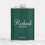 Moderner Personalisierter Trauzeuge für Skripte Flachmann<br><div class="desc">Personalisierte Trauzeuge Geschenke mit dem Namen des personalisierten Trauzeugen im modernen,  weißen Script-Schriftart Stil mit Titel und Hochzeitsdatum in modernen Sans Serif Schriftart Stil auf smaragdgrünen Hintergrund. Auch perfekt für Trauzeuge,  Brautvater,  Brautjungfrau,  Trauzeugin,  Brautmutter und mehr.</div>