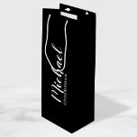 Moderner Personalisierter Trauzeuge für Skripte Geschenktüte Für Weinflaschen<br><div class="desc">Moderne Script Black and White Personalisiert Trauzeuge Geschenktasche mit dem Namen des personalisierten Trauzeugen im modernen,  weißen Script-Schriftart Stil mit Titel und Hochzeitdatum in weißem,  modernen Sans Serif Schriftart Stil auf schwarzem Hintergrund. Auch perfekt für Bridesmaid,  Trauzeugin,  Blumenmädchen,  Brautmutter,  Trauzeuge und mehr.</div>