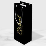 Moderner Personalisierter Trauzeuge für Skripte Geschenktüte Für Weinflaschen<br><div class="desc">Moderne Script Personalisiert Trauzeuge Geschenktasche mit dem Namen des personalisierten Trauzeugen im modernen Schriftart-Stil mit dem Titel und dem Hochzeitdatum in weißer, moderner Sans Serif Schriftart Stil auf schwarzem Hintergrund. Auch perfekt für Bridesmaid, Trauzeugin, Blumenmädchen, Brautmutter, Trauzeuge und mehr. Bitte beachten Sie: Die Details der Folie werden im Kunstwerk simuliert....</div>