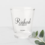 Moderner Personalisierter Trauzeuge für Skripte Schnapsglas<br><div class="desc">Personalisierte Trauzeuge Geschenke mit dem Namen des personalisierten Trauzeugen im modernen,  schwarz-Script-Schriftart-Stil mit Titel und Hochzeitstag im modernen Sans Serif Schriftart Stil. Auch perfekt für Trauzeuge,  Brautvater,  Brautjungfrau,  Trauzeugin,  Brautmutter und mehr.</div>