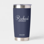 Moderner Personalisierter Trauzeuge für Skripte Thermobecher<br><div class="desc">Personalisierte Trauzeuge Geschenke mit dem Namen des personalisierten Trauzeugen im modernen,  weißen Script-Schriftart Stil mit Titel und Hochzeitsdatum in modernen Sans Serif Schriftart Stil auf marineblau Hintergrund. Auch perfekt für Trauzeuge,  Brautvater,  Brautjungfrau,  Trauzeugin,  Brautmutter und mehr.</div>