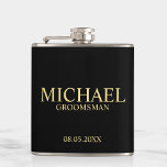 Moderner Personalisierter Trauzeuge in Schwarz und Flachmann<br><div class="desc">Moderne Schwarz/Gold Personalisierte Trauzeuge Geschenke mit dem Namen, dem Titel und dem Hochzeitstag des personalisierten Trauzeugen im klassischen Serif-Schriftart-Stil auf schwarzem Hintergrund. Auch perfekt für Trauzeuge, Vater der Braut und mehr. Bitte beachten Sie: Die Details der Folie werden im Kunstwerk simuliert. Bei der Herstellung dieses Produktes wird keine Folie verwendet....</div>