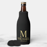 Moderner Personalisierter Trauzeuge in Schwarz und Flaschenkühler<br><div class="desc">Moderne Schwarz und Gold Personalisierte Trauzeuge Geschenke mit personalisierten Monogramm, Trauzeuge Name und Titel in Gold klassische Serif Schriftart Stil auf schwarzem Hintergrund. Auch perfekt für Trauzeuge, Vater der Braut und mehr. Bitte beachten Sie: Die Details der Folie werden im Kunstwerk simuliert. Bei der Herstellung dieses Produktes wird keine Folie...</div>