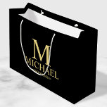 Moderner Personalisierter Trauzeuge in Schwarz und Große Geschenktüte<br><div class="desc">Moderne Geschenke für Personalisierte Trauzeuge mit personalisierten Monogramm,  Trauzeugen Name und Titel in goldener klassischer Serif-Schriftart-Stil auf schwarzem Hintergrund. Auch perfekt für Trauzeuge,  Brautvater,  Ringträger und mehr. Bitte beachten Sie: Die Details der Folie werden im Kunstwerk simuliert. Bei der Herstellung dieses Produktes wird keine Folie verwendet.</div>