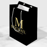 Moderner Personalisierter Trauzeuge in Schwarz und Mittlere Geschenktüte<br><div class="desc">Moderne Schwarz und Gold Personalisierte Trauzeuge Geschenke mit personalisierten Monogramm, Trauzeuge Name und Titel in Gold klassische Serif Schriftart Stil auf schwarzem Hintergrund. Auch perfekt für Trauzeuge, Vater der Braut und mehr. Bitte beachten Sie: Die Details der Folie werden im Kunstwerk simuliert. Bei der Herstellung dieses Produktes wird keine Folie...</div>