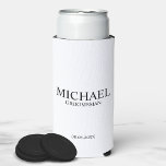 Moderner Personalisierter Trauzeuge in Schwarz und Selters Dosenkühler<br><div class="desc">Moderne Schwarz-Weiß-Geschenke für Personalisierten Trauzeuge,  die den Namen,  den Titel und das Hochzeitdatum des personalisierten Trauzeugen in schwarz-klassischem Serif-Schriftart auf weißem Hintergrund darstellen. Auch perfekt für Trauzeuge,  Vater der Braut und mehr.</div>
