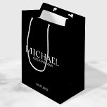 Moderner Personalisierter Trauzeuge in Schwarz/Wei Mittlere Geschenktüte<br><div class="desc">Moderne Schwarz-Weiß-Geschenke für Personalisierten Trauzeuge mit dem Namen,  dem Titel und dem Hochzeitstag des personalisierten Trauzeugen im klassischen Serif-Schriftart-Stil. Auch perfekt für Trauzeuge,  Vater der Braut und mehr.</div>
