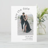 Moderner Pfeil Save the Date mit QR-Code (Stehend Vorderseite)