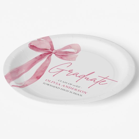 Moderner Pink Bow Coquette Graduate Abschluss Pappteller (Schrägansicht)