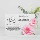 Moderner Pink Daisy Floral Doctor Day Dankeskarte (Stehend Vorderseite)