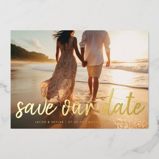 Moderner Pinseltext Multi Vollblut Foto Monogramm Folieneinladung (Vorderseite)