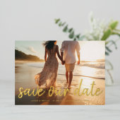 Moderner Pinseltext Multi Vollblut Foto Monogramm Folieneinladung (Stehend vorne)