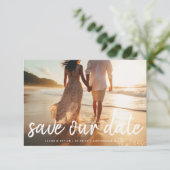 Moderner Pinseltext Multi Vollblut Foto Monogramm Save The Date (Stehend Vorderseite)