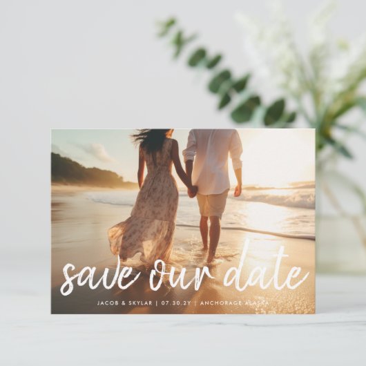 Moderner Pinseltext Multi Vollblut Foto Monogramm Save The Date (Stehend Vorderseite)