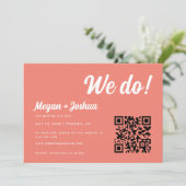 Moderner QR-Code Coral Pink "We do!" Hochzeit Save The Date (Stehend Vorderseite)