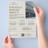 Moderner QR-Code-Expertenberater Flyer (Hand)