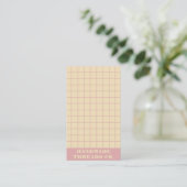 Moderner QR-Code für Creme & Pink Visitenkarte (Stehend Vorderseite)