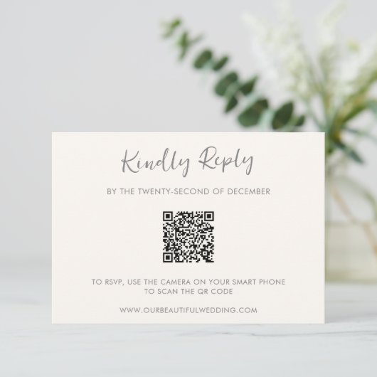 Moderner QR Code für Elfenbein Einfache Hochzeit RSVP Karte (Stehend Vorderseite)