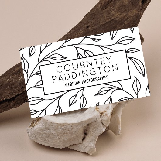 Moderner QR-Code für Schwarz-Weiß-Blumen-Schönheit Visitenkarte