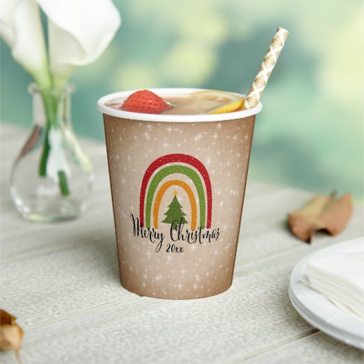 Moderner Rainbow Weihnachtsbaum 20xx Add Year Pappbecher (In Situ)